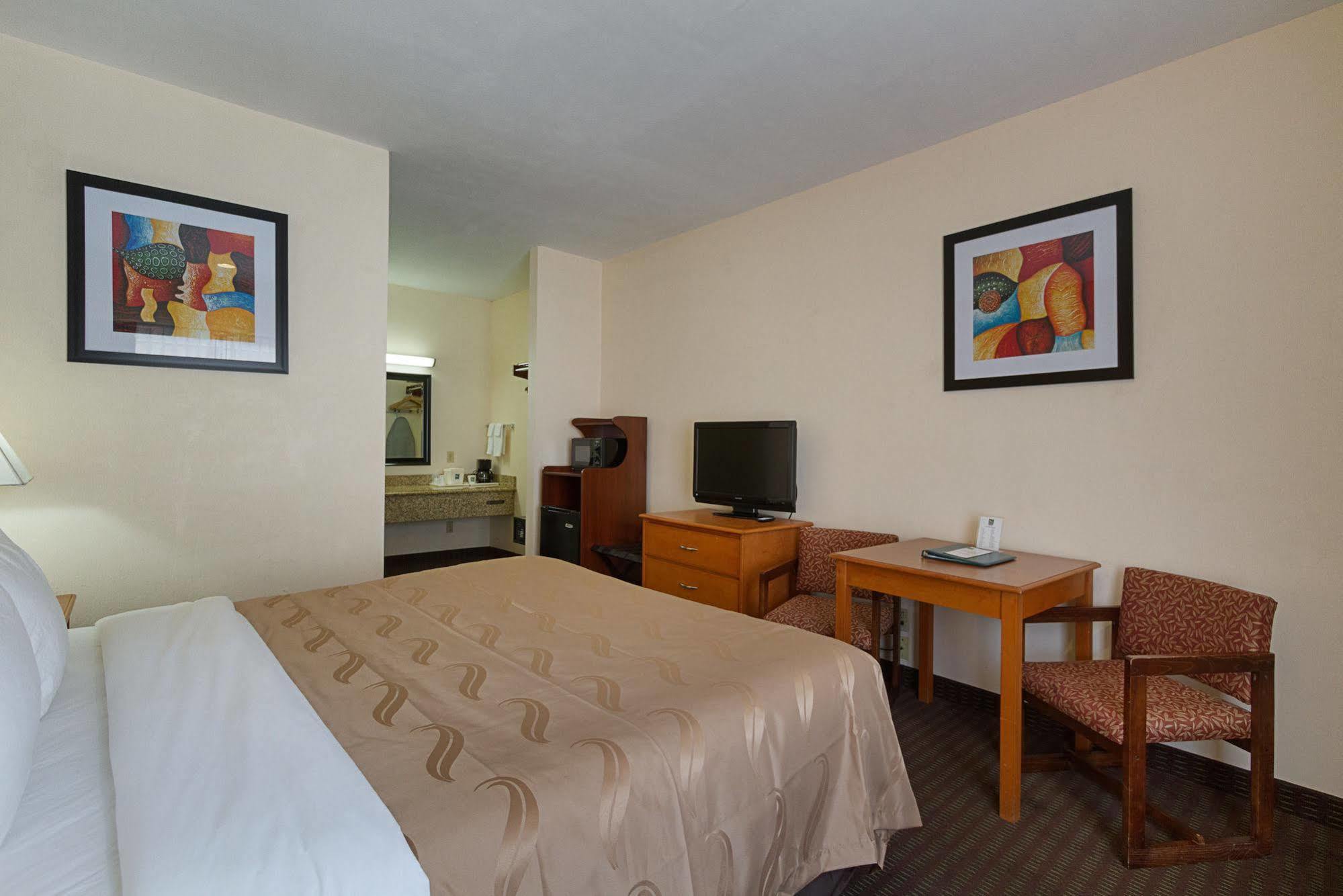 Quality Inn & Suites Huntington Beach Exterior photo